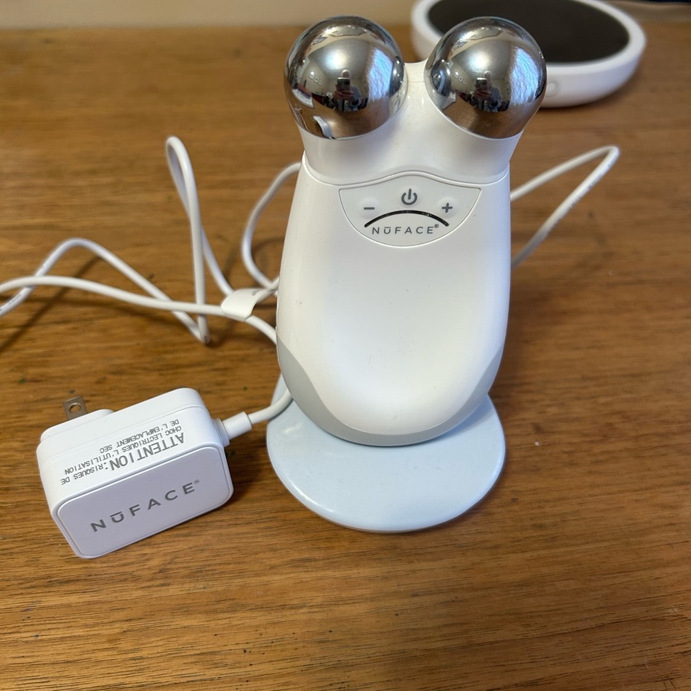 Like new-NuFace Toning Device in White and Silver